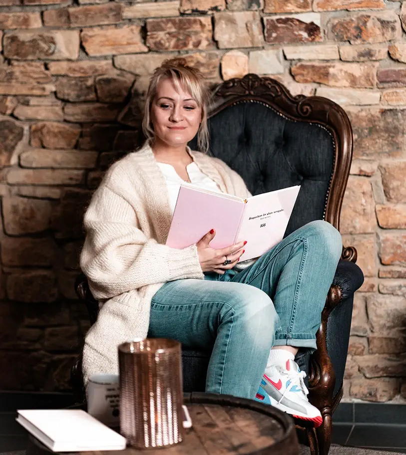 sitzende Frau die ein Buch liest