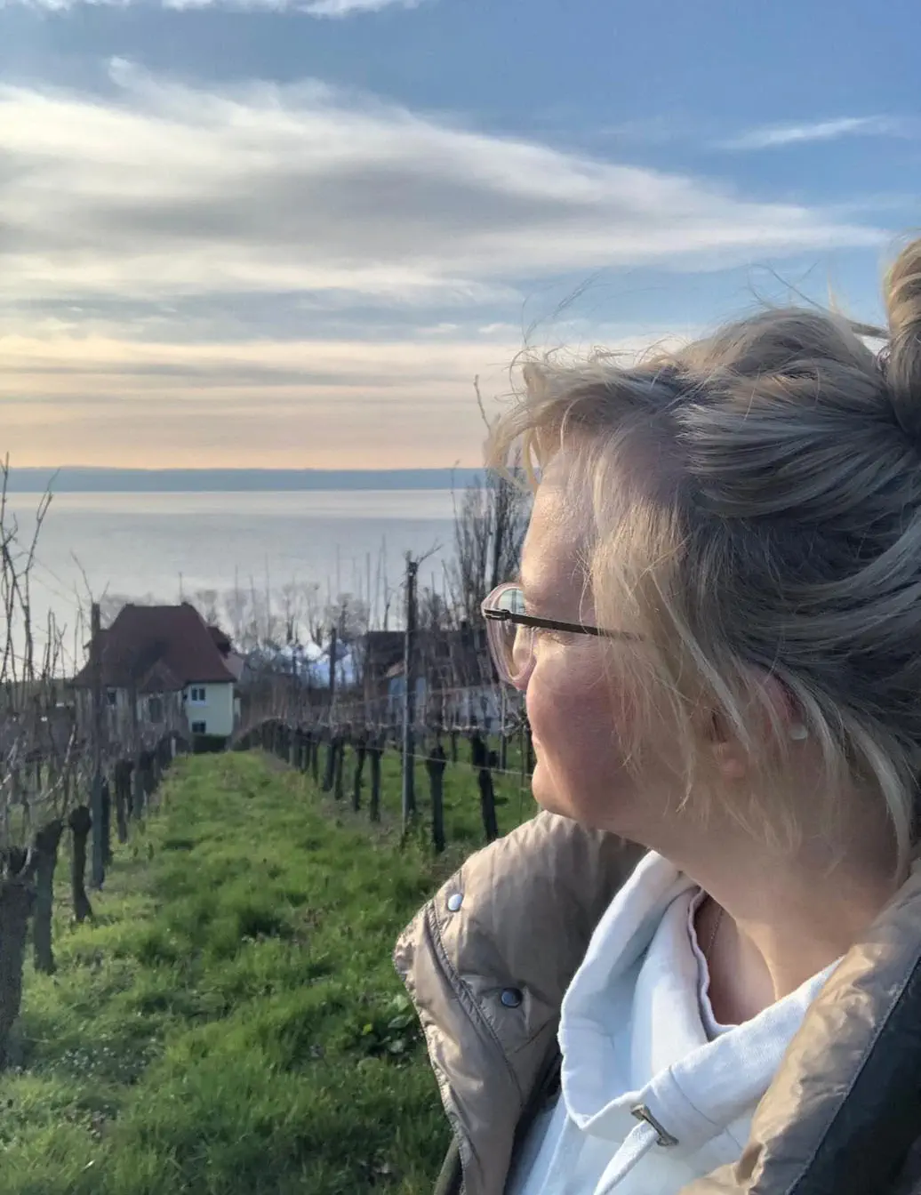 Frau die aufs Wasser schaut