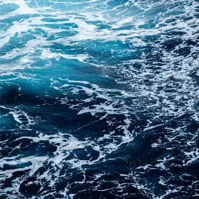 Meer im Hintergrund